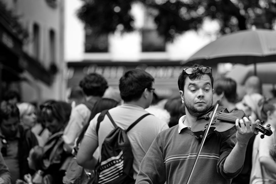 A violinist performing outdoors, illustrative photograph