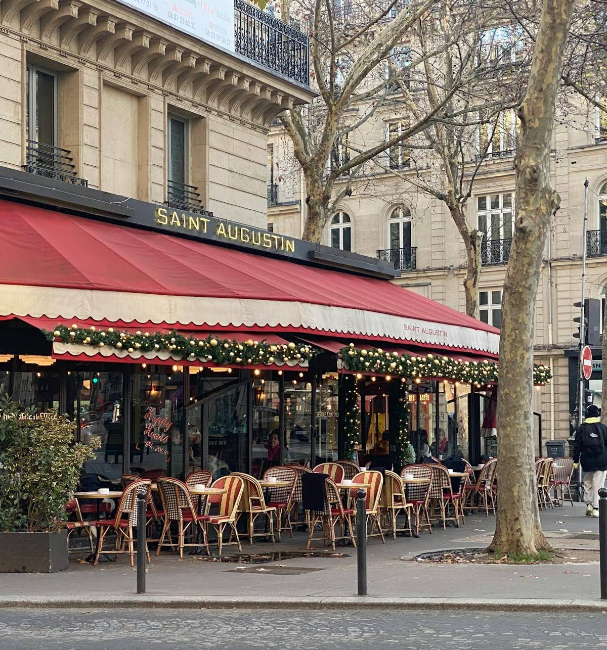 A street-corner café in Paris