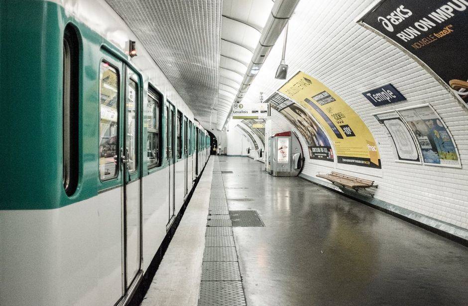 A Paris Métro platform