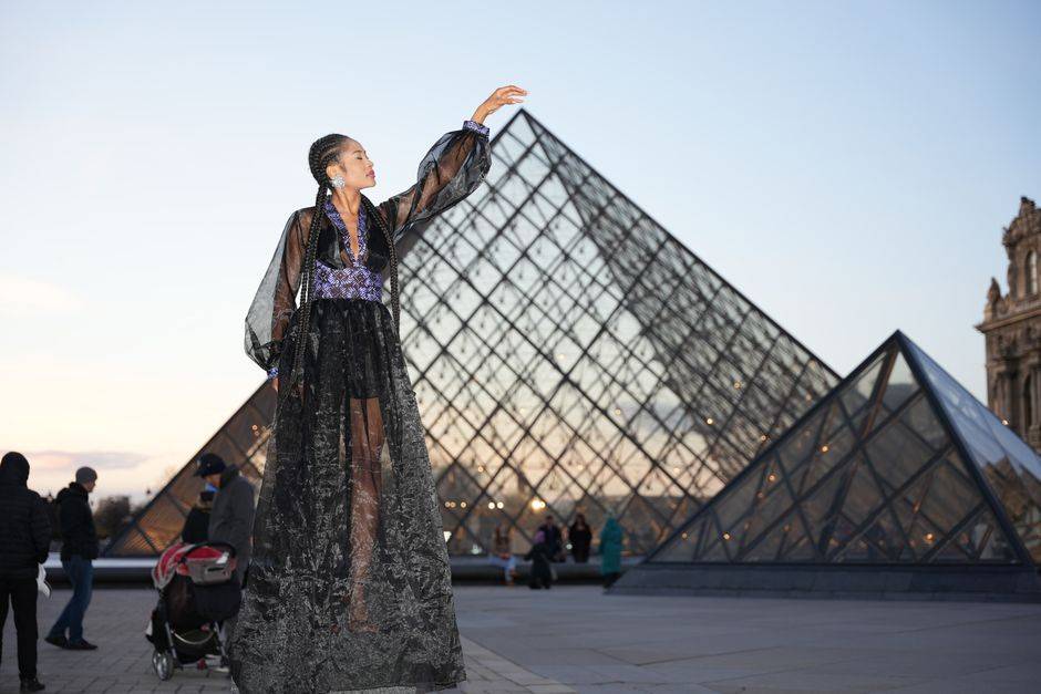 Fashion beside the Louvre pyramid