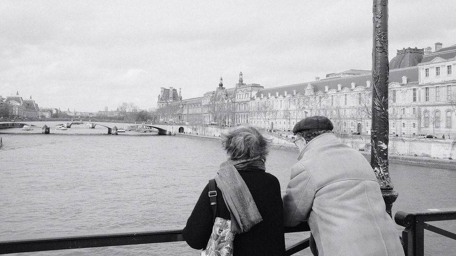 Two travelers overlooking the Seine
