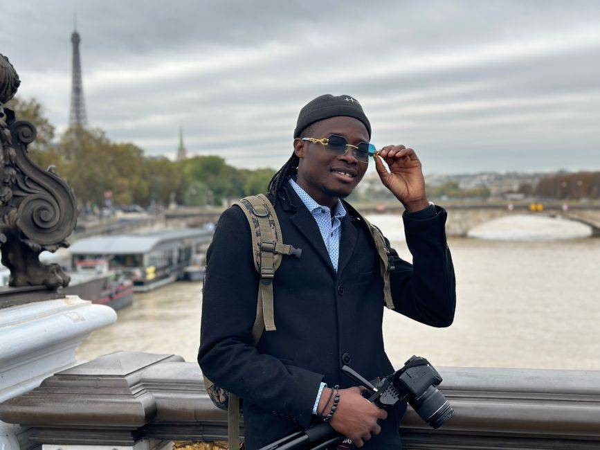 A photographer near the Eiffel Tower