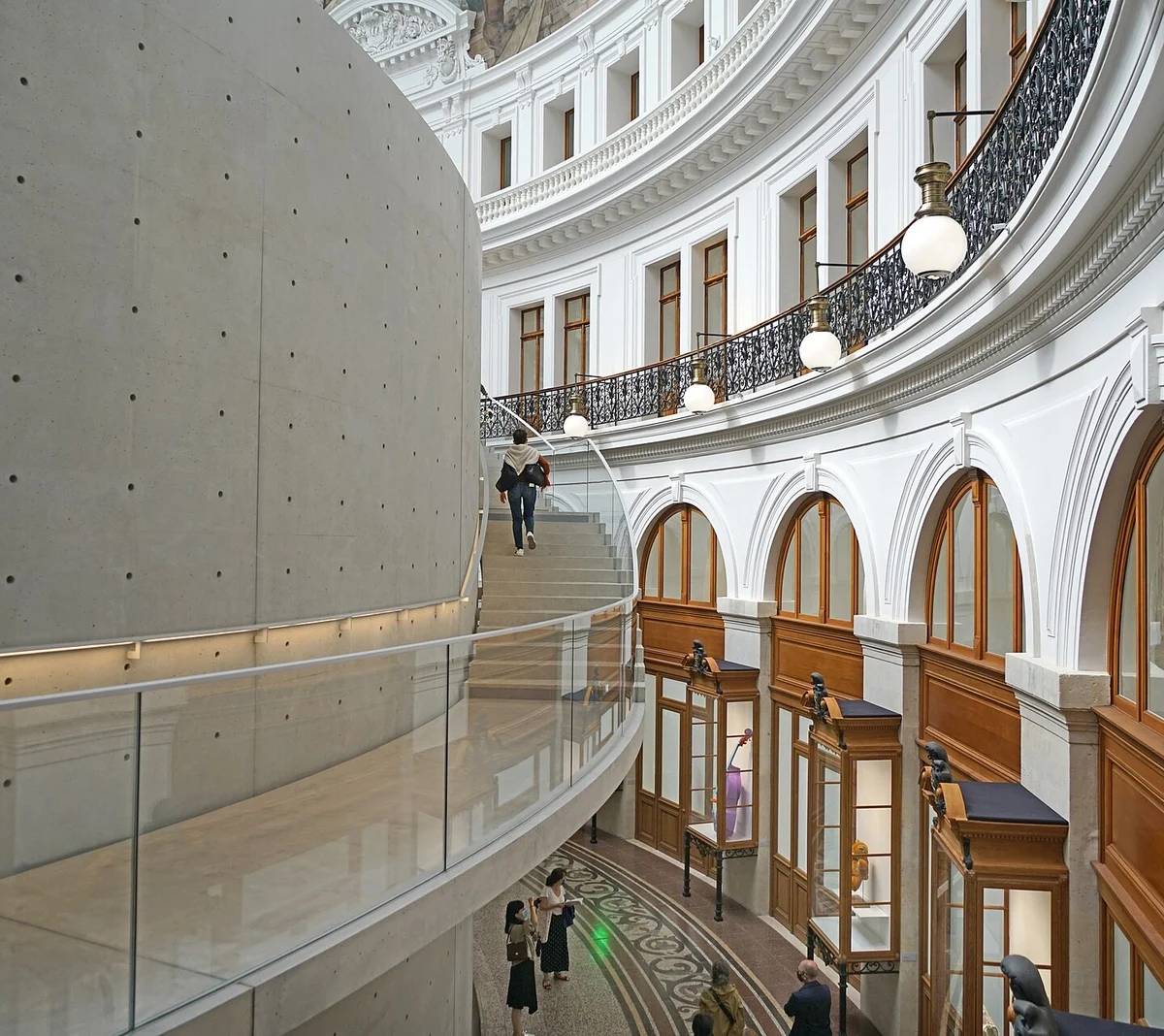 The circular passage at Bourse de Commerce