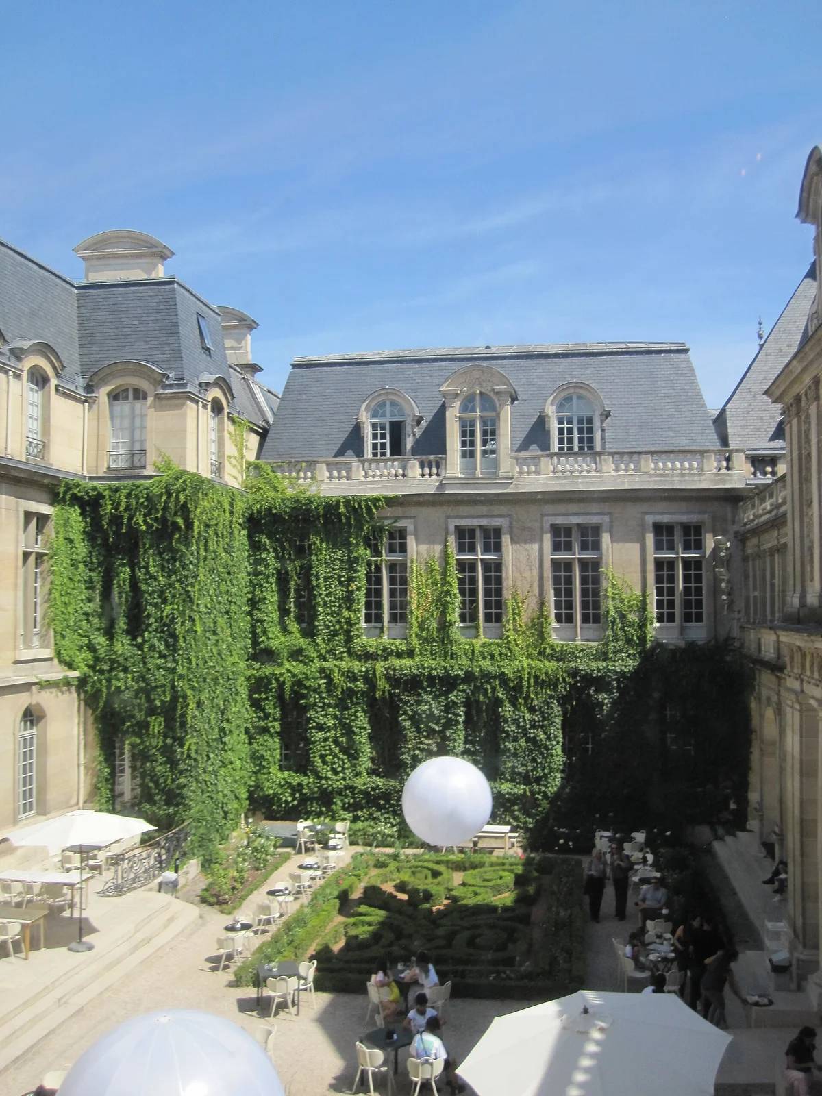 A green courtyard at Musée Carnavalet