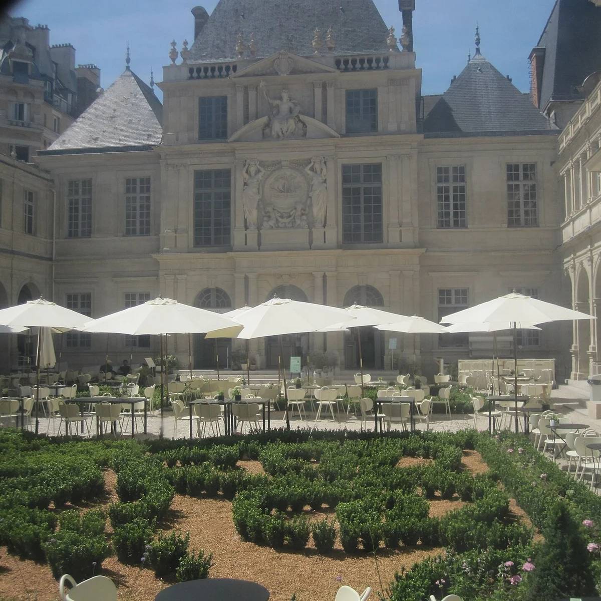 Restaurant tables in a garden courtyard at Musée Carnavalet