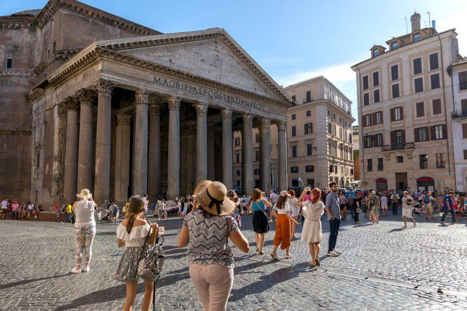 Visitors in front of the Pantheon